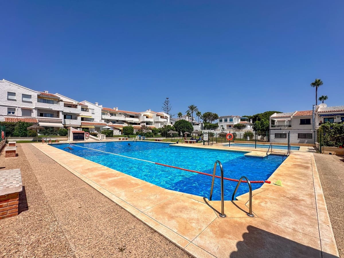Apartamento de 2 habitaciones en El Faro en venta con piscina - 299.950 € (Ref: 10009802)