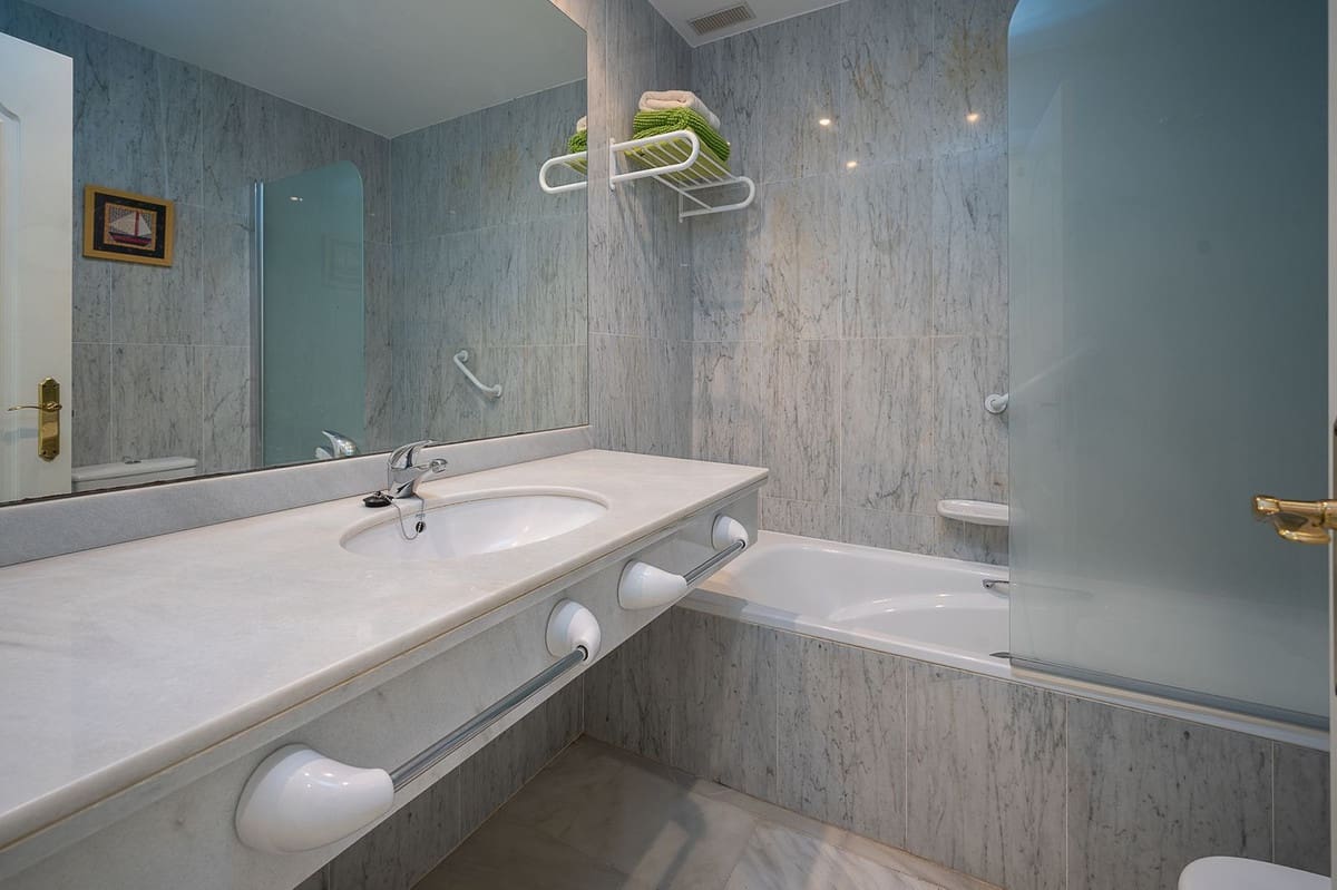 Apartamento de 2 habitaciones en La Cala de Mijas en alquiler vacacional con piscina garaje - 1.393 € (Ref: 3216217)