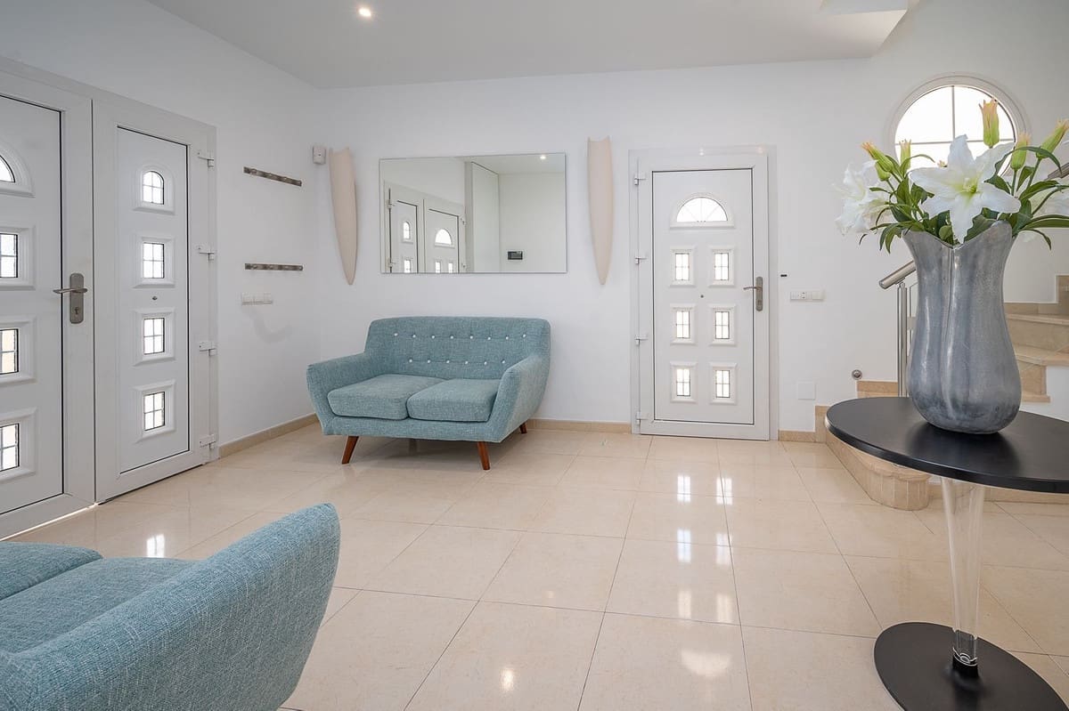 5 bedroom Villa for sale in La Cala de Mijas with pool garage - € 1,995,000 (Ref: 5661388)