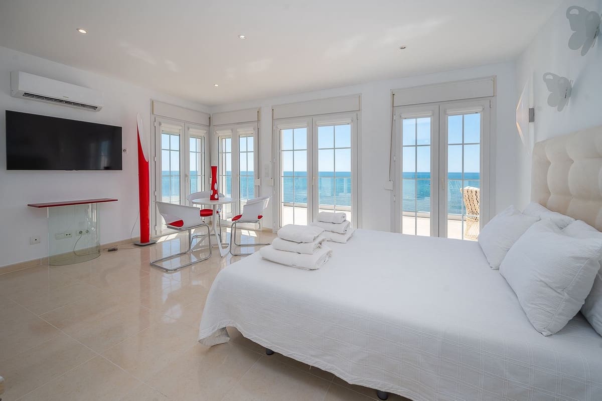 5 bedroom Villa for sale in La Cala de Mijas with pool garage - € 1,995,000 (Ref: 5661388)