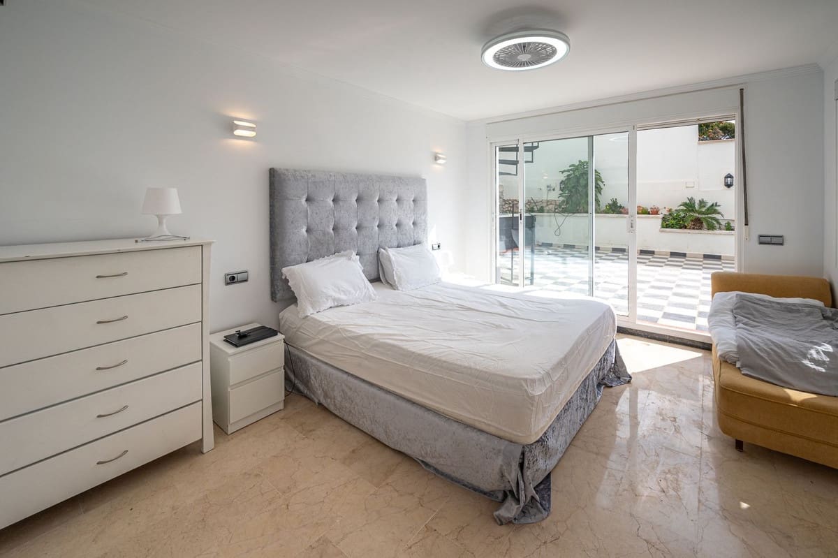 5 sypialnia Willa na sprzedaż w El Chaparral z basenem garażem - 1 200 000 € (Ref: 8172781)