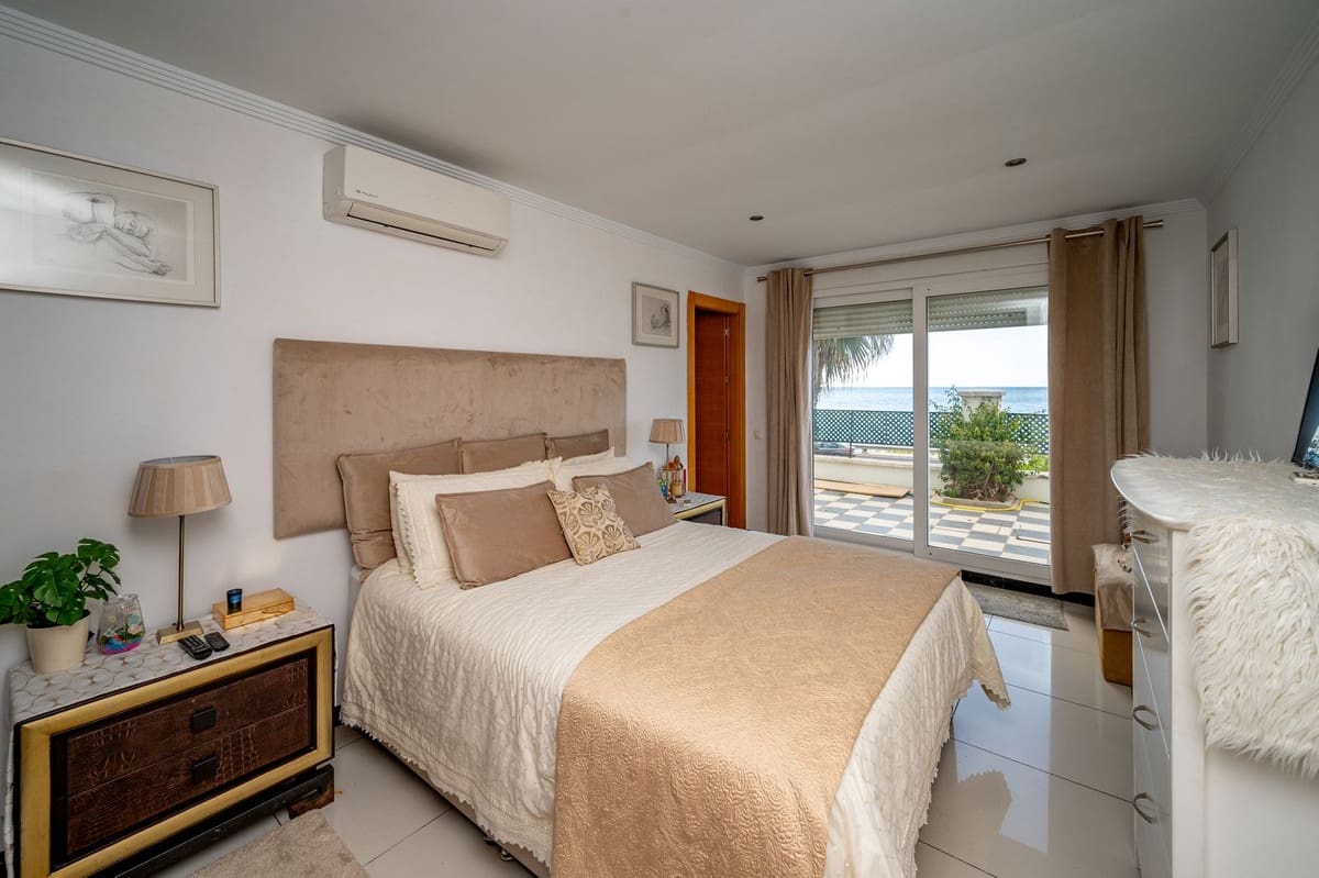 5 sypialnia Willa na sprzedaż w El Chaparral z basenem garażem - 1 200 000 € (Ref: 8172781)