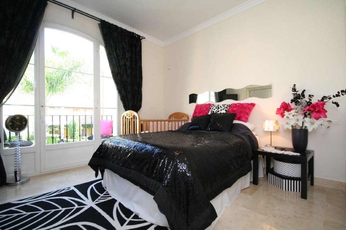 3 soveværelse Byhus til salg i Elviria med swimmingpool garage - € 725.000 (Ref: 8515726)