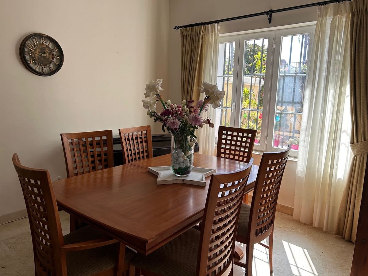 3 soveværelse Byhus til salg i Elviria med swimmingpool garage - € 725.000 (Ref: 8515726)