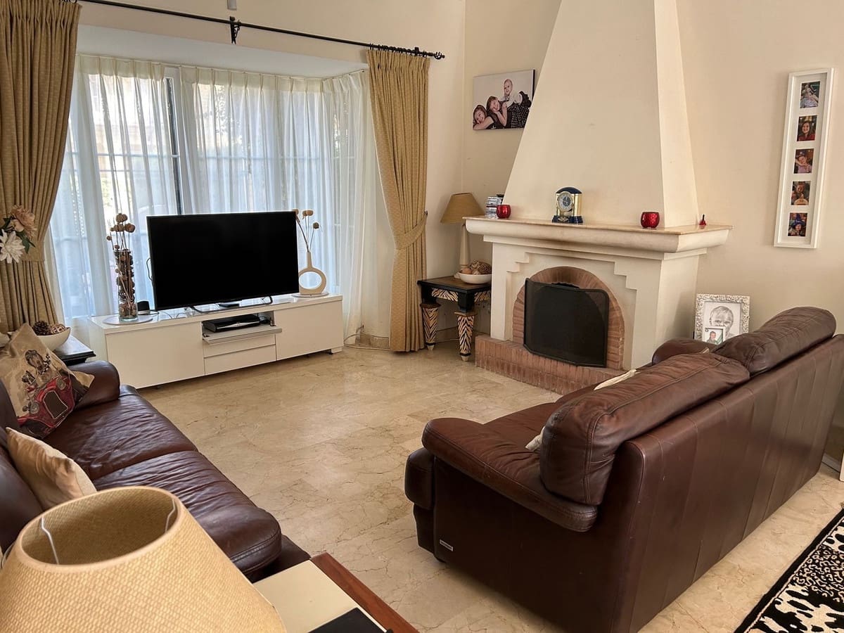 3 soveværelse Byhus til salg i Elviria med swimmingpool garage - € 725.000 (Ref: 8515726)