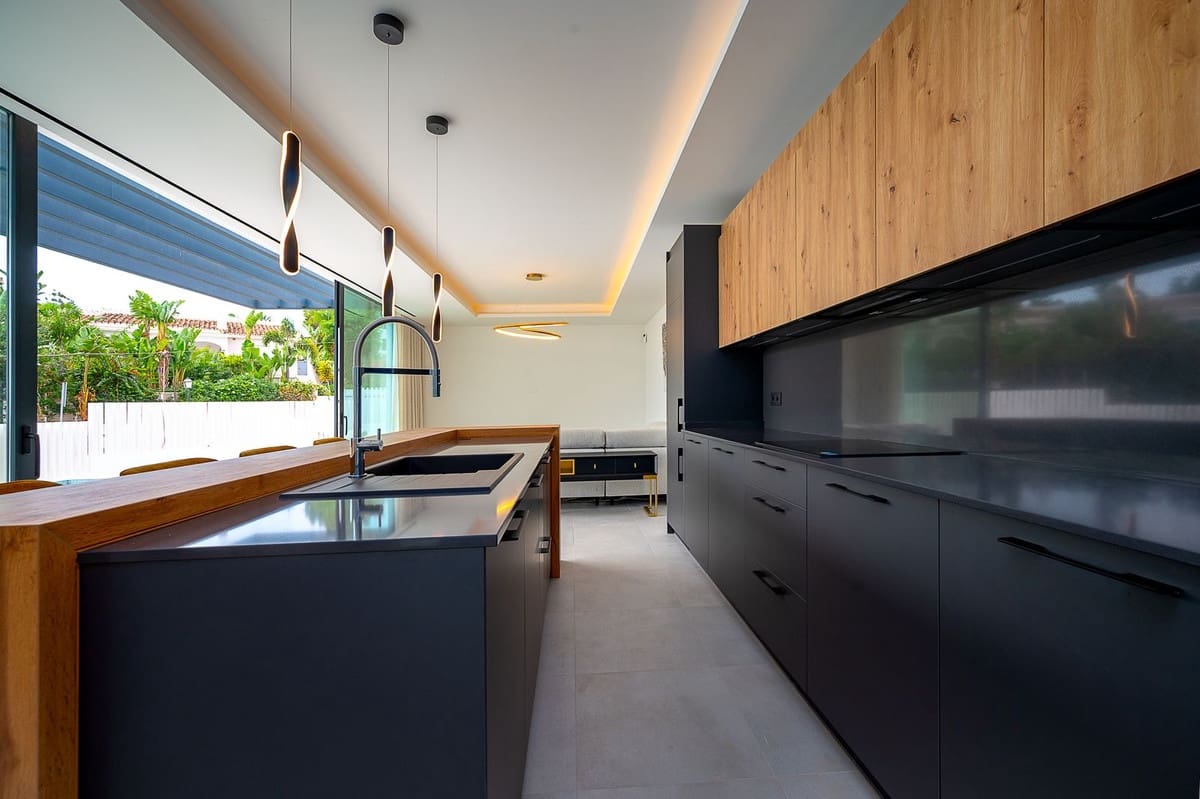 4 soveværelse Villa til salg i El Chaparral med swimmingpool garage - € 1.995.000 (Ref: 8530475)