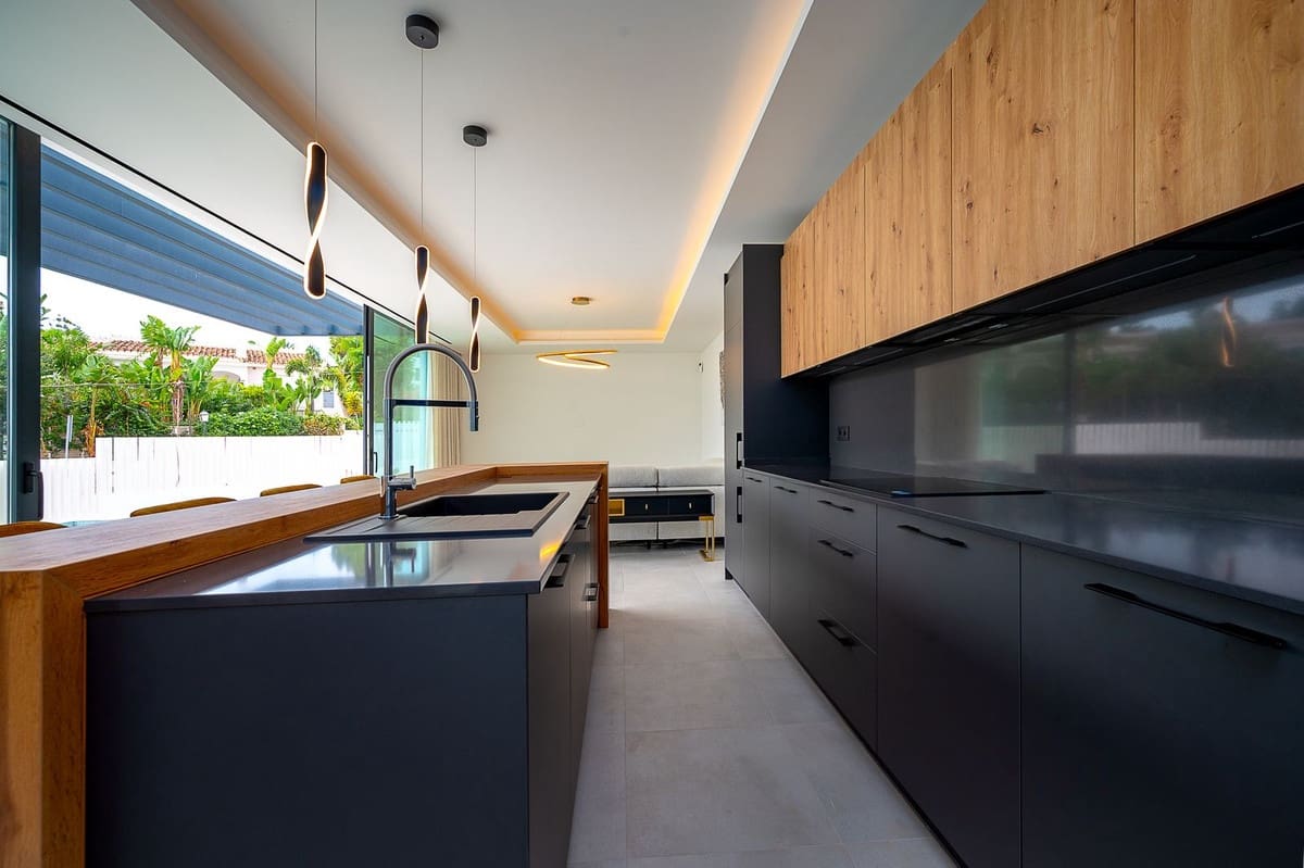 4 bedroom Villa for sale in El Chaparral with pool garage - € 1,995,000 (Ref: 8530475)