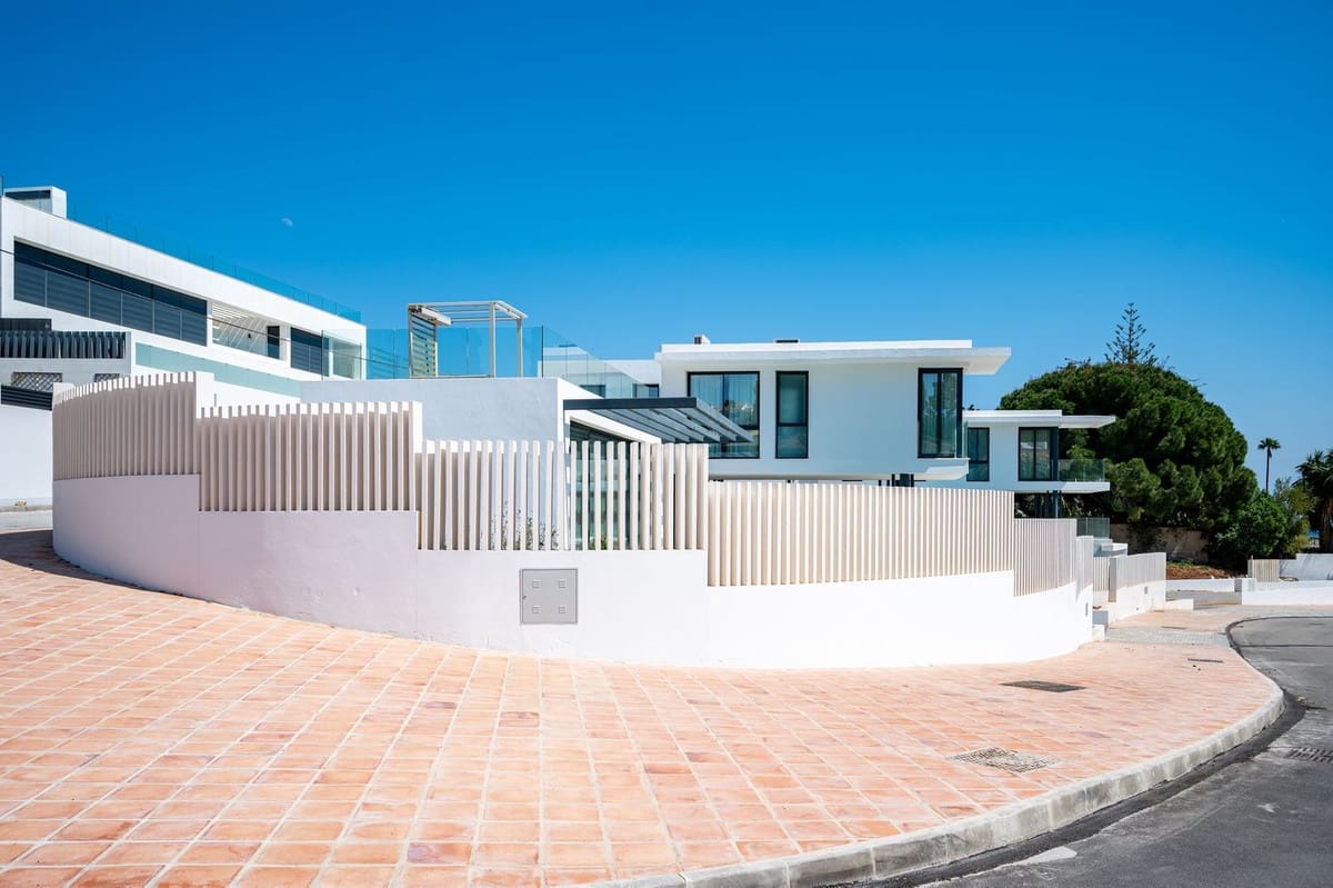 4 bedroom Villa for sale in El Chaparral with pool garage - € 1,995,000 (Ref: 8530475)