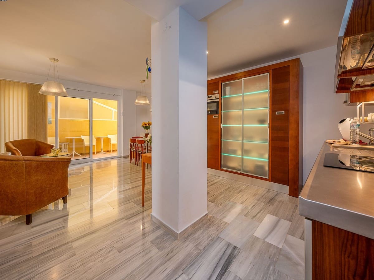 2 Zimmer Apartment zu verkaufen in La Cala de Mijas mit Pool Garage - 615.000 € (Ref: 9058417)