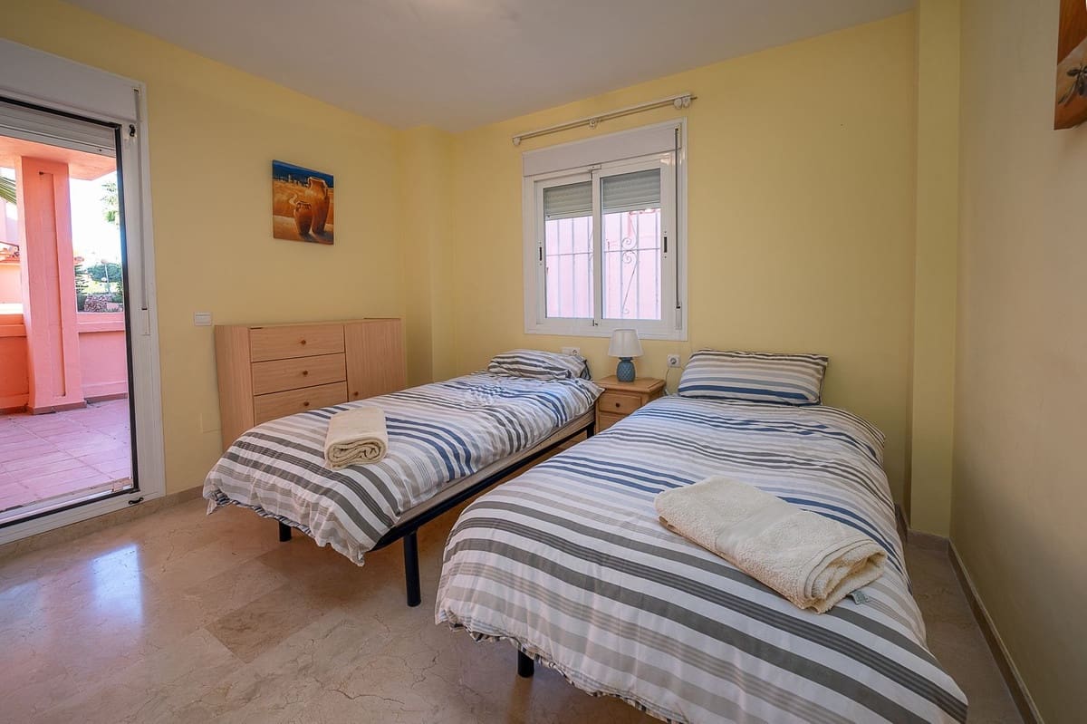 3 makuuhuone Huoneisto myytävänä paikassa El Faro - 449 000 € (Ref: 9412290)