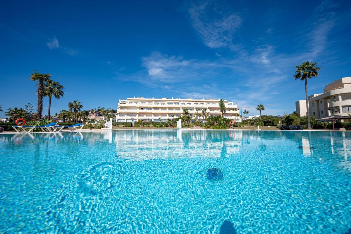 Apartamento de 2 habitaciones en Mijas Costa en venta con piscina garaje - 399.950 € (Ref: 9523078)