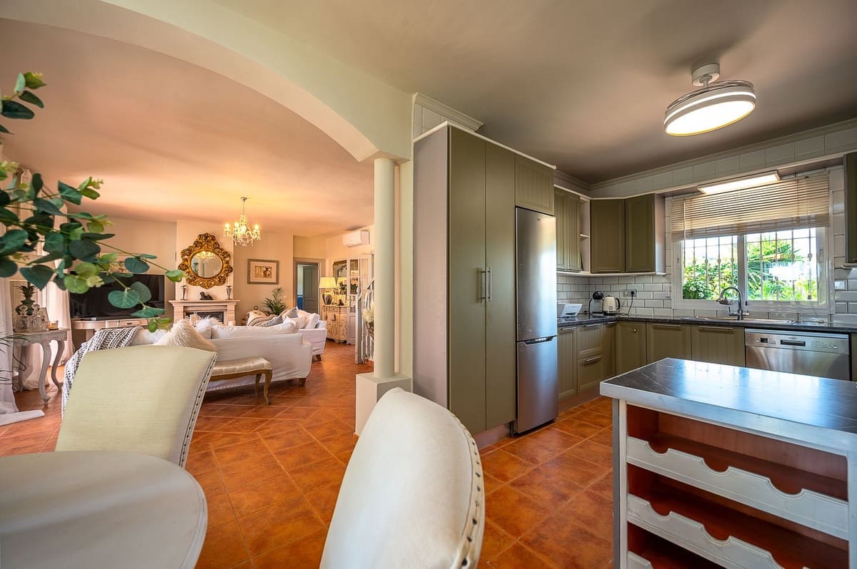 Chalet de 3 habitaciones en Coín en venta con piscina - 585.000 € (Ref: 9723574)