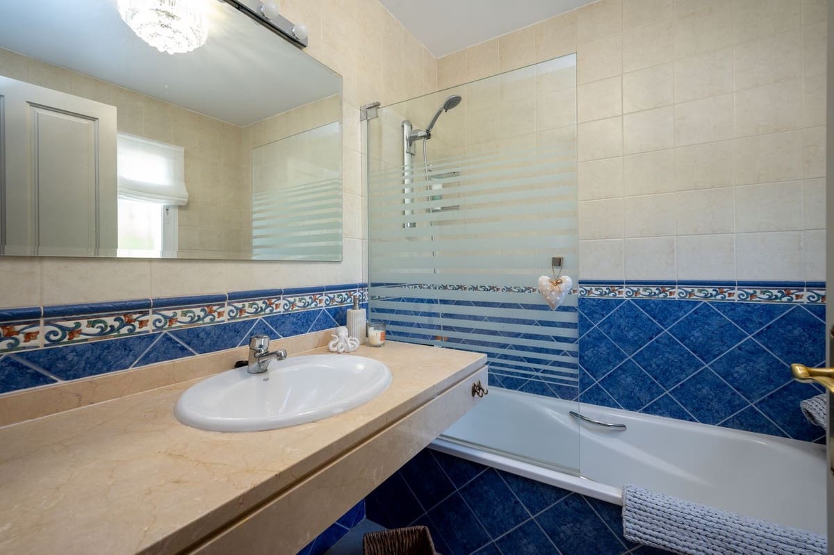 Chalet de 3 habitaciones en Coín en venta con piscina - 585.000 € (Ref: 9723574)