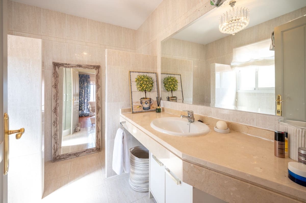 Chalet de 3 habitaciones en Coín en venta con piscina - 585.000 € (Ref: 9723574)