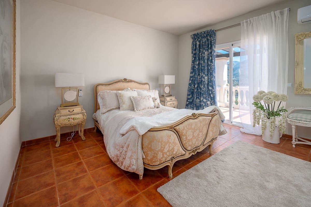 Chalet de 3 habitaciones en Coín en venta con piscina - 585.000 € (Ref: 9723574)