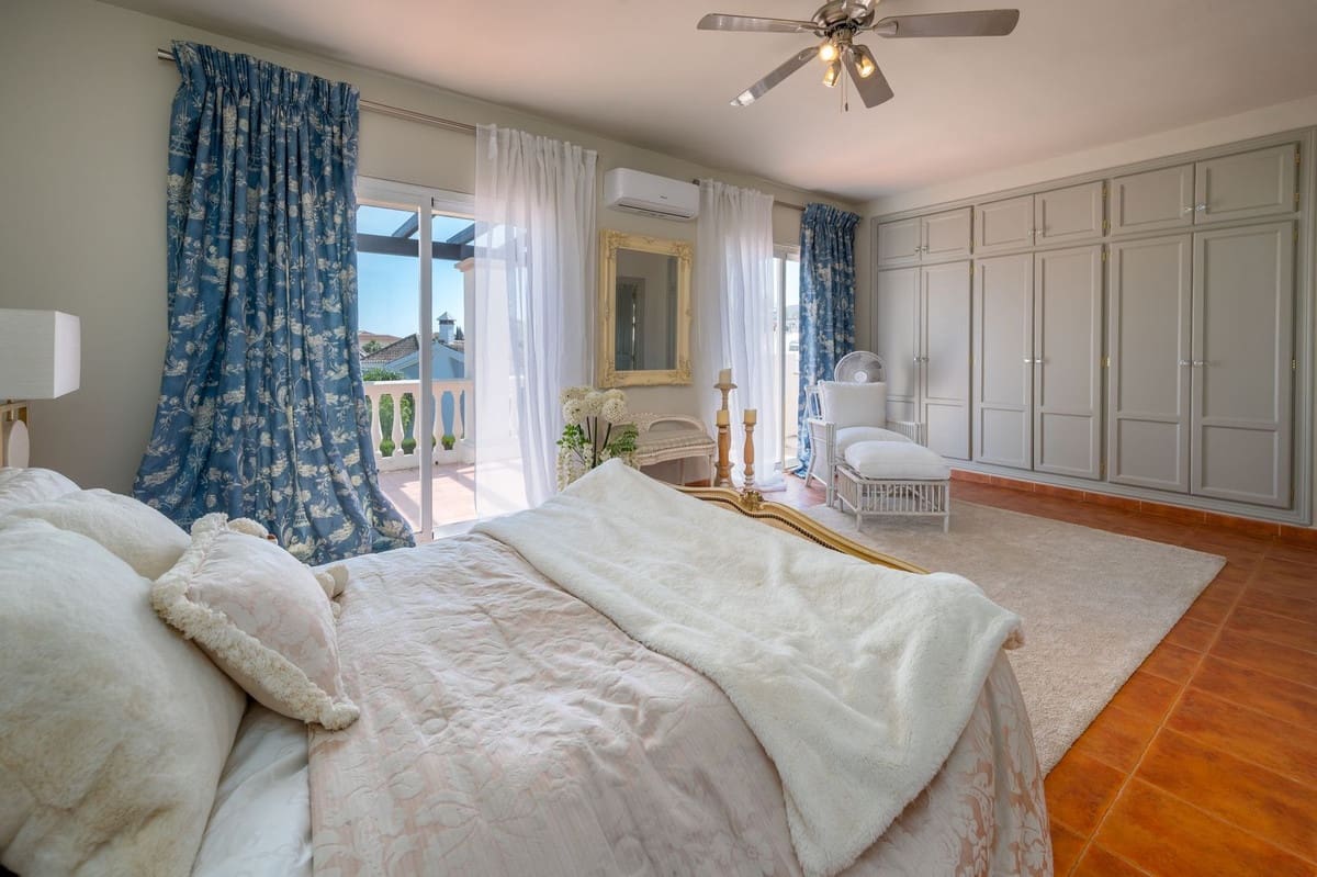 Chalet de 3 habitaciones en Coín en venta con piscina - 585.000 € (Ref: 9723574)