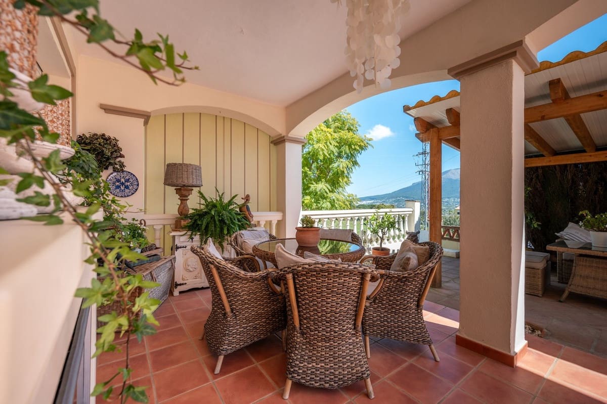 Chalet de 3 habitaciones en Coín en venta con piscina - 585.000 € (Ref: 9723574)