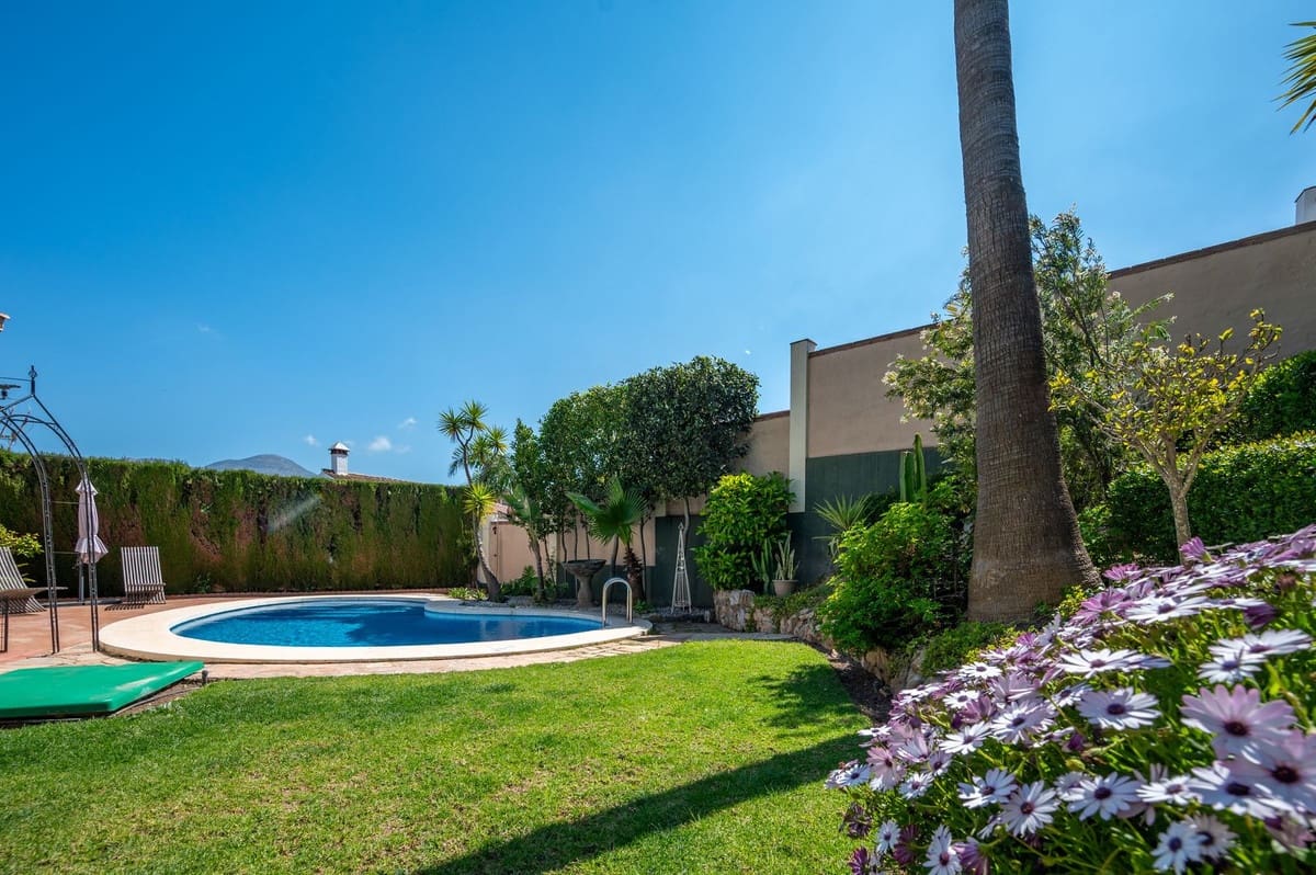 Chalet de 3 habitaciones en Coín en venta con piscina - 585.000 € (Ref: 9723574)