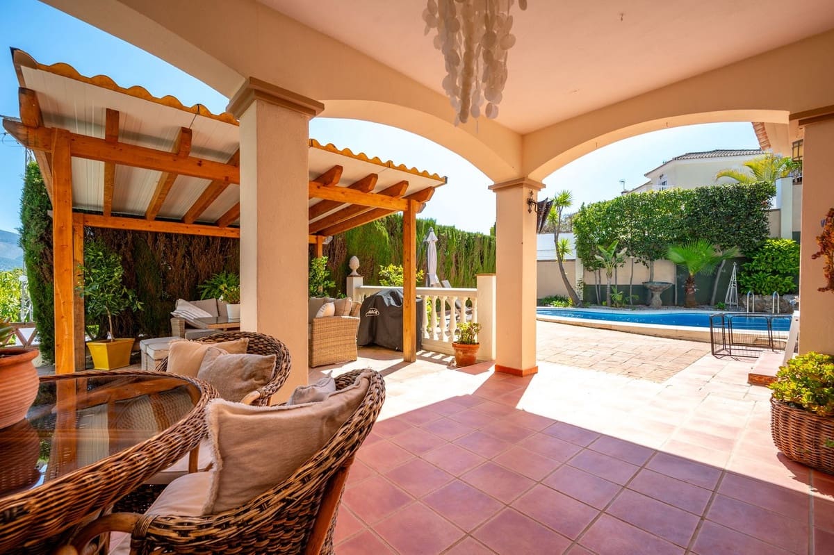 Chalet de 3 habitaciones en Coín en venta con piscina - 585.000 € (Ref: 9723574)