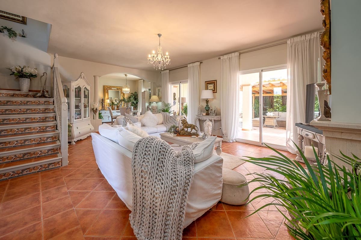 Chalet de 3 habitaciones en Coín en venta con piscina - 585.000 € (Ref: 9723574)