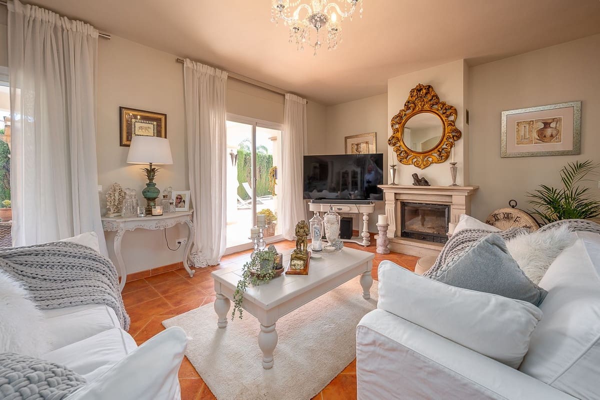 Chalet de 3 habitaciones en Coín en venta con piscina - 585.000 € (Ref: 9723574)