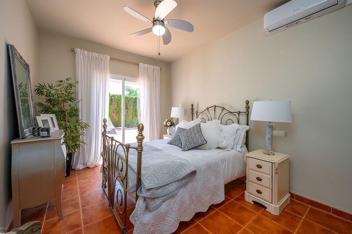 Chalet de 3 habitaciones en Coín en venta con piscina - 585.000 € (Ref: 9723574)