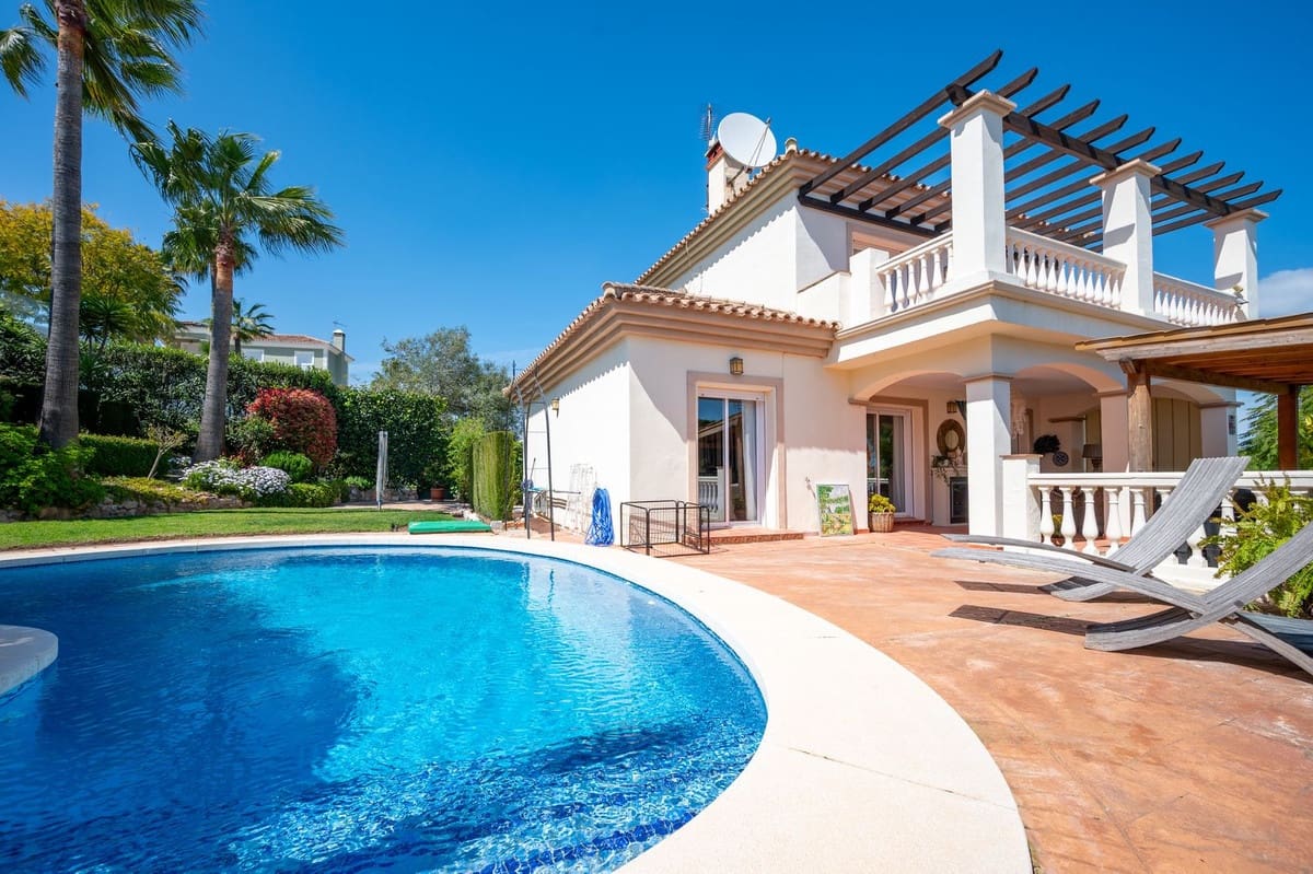 Chalet de 3 habitaciones en Coín en venta con piscina - 585.000 € (Ref: 9723574)