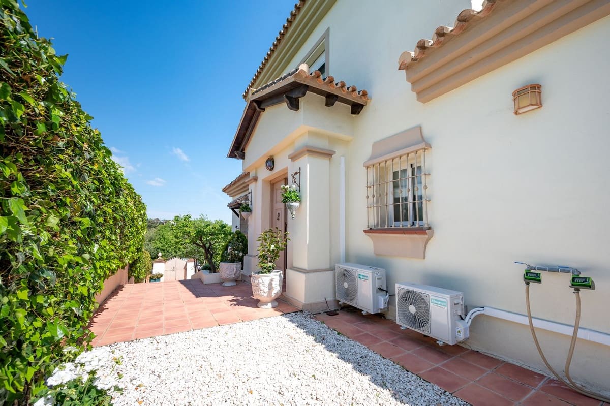 Chalet de 3 habitaciones en Coín en venta con piscina - 585.000 € (Ref: 9723574)