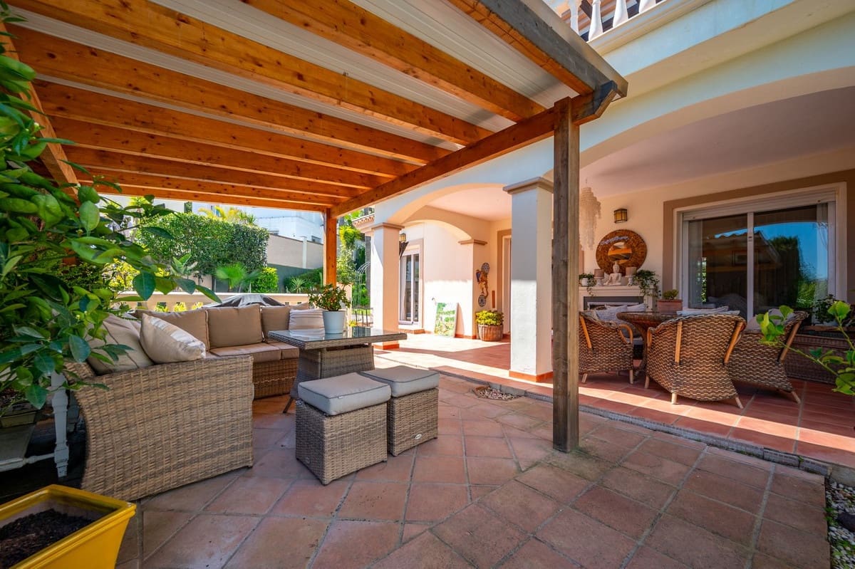 Chalet de 3 habitaciones en Coín en venta con piscina - 585.000 € (Ref: 9723574)
