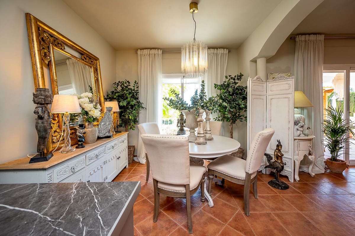 Chalet de 3 habitaciones en Coín en venta con piscina - 585.000 € (Ref: 9723574)