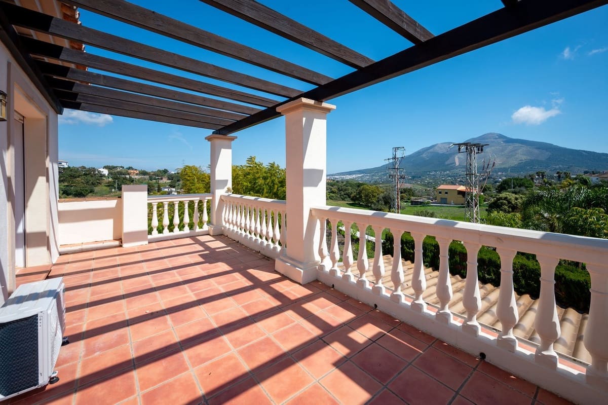 Chalet de 3 habitaciones en Coín en venta con piscina - 585.000 € (Ref: 9723574)