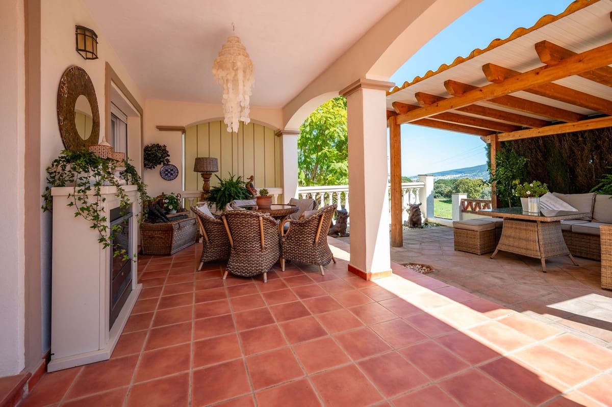 Chalet de 3 habitaciones en Coín en venta con piscina - 585.000 € (Ref: 9723574)