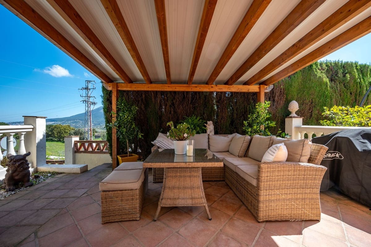 Chalet de 3 habitaciones en Coín en venta con piscina - 585.000 € (Ref: 9723574)