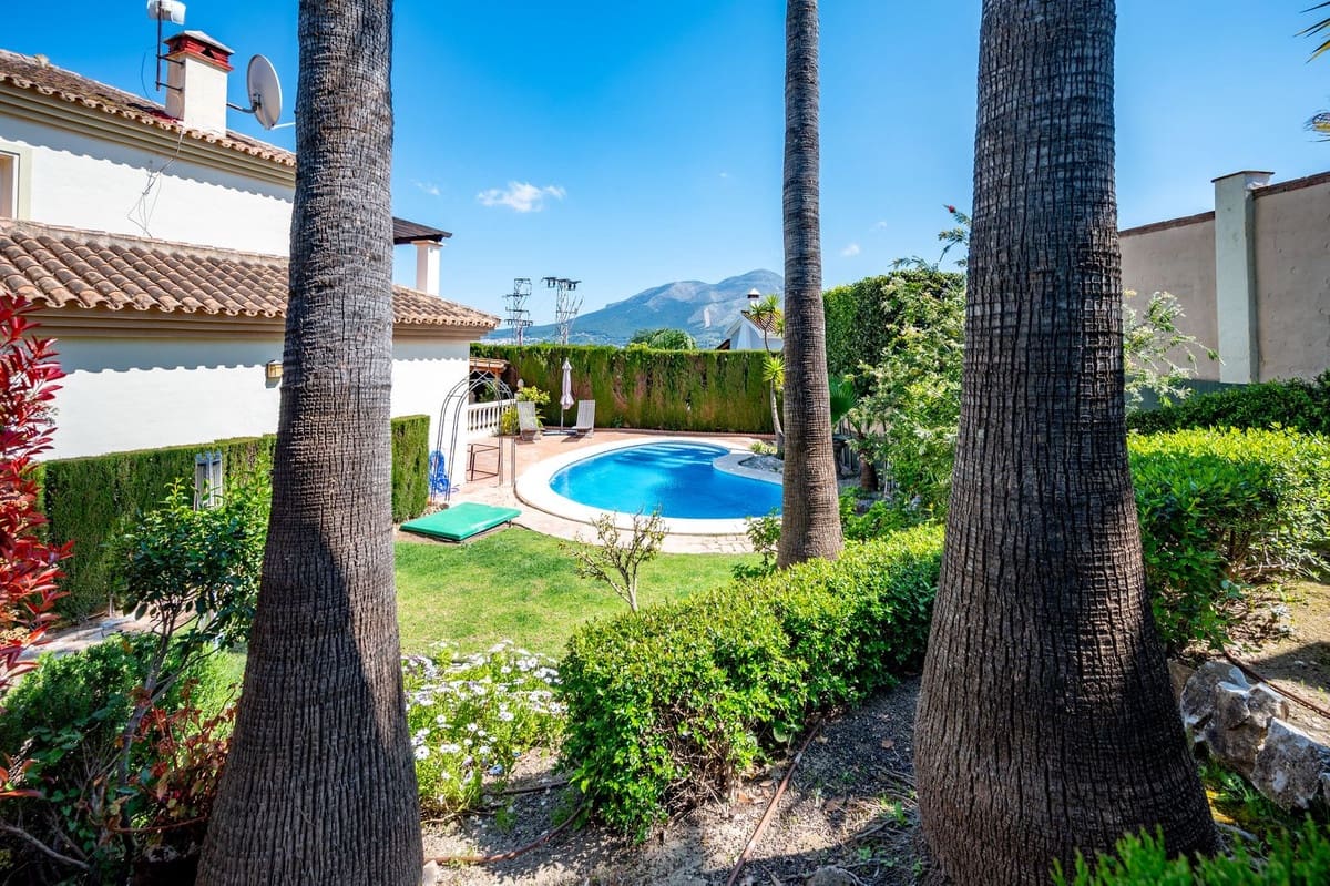Chalet de 3 habitaciones en Coín en venta con piscina - 585.000 € (Ref: 9723574)