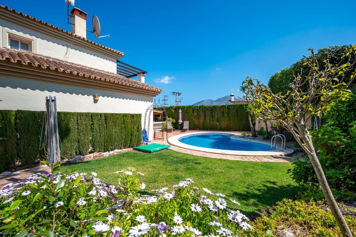 Chalet de 3 habitaciones en Coín en venta con piscina - 585.000 € (Ref: 9723574)