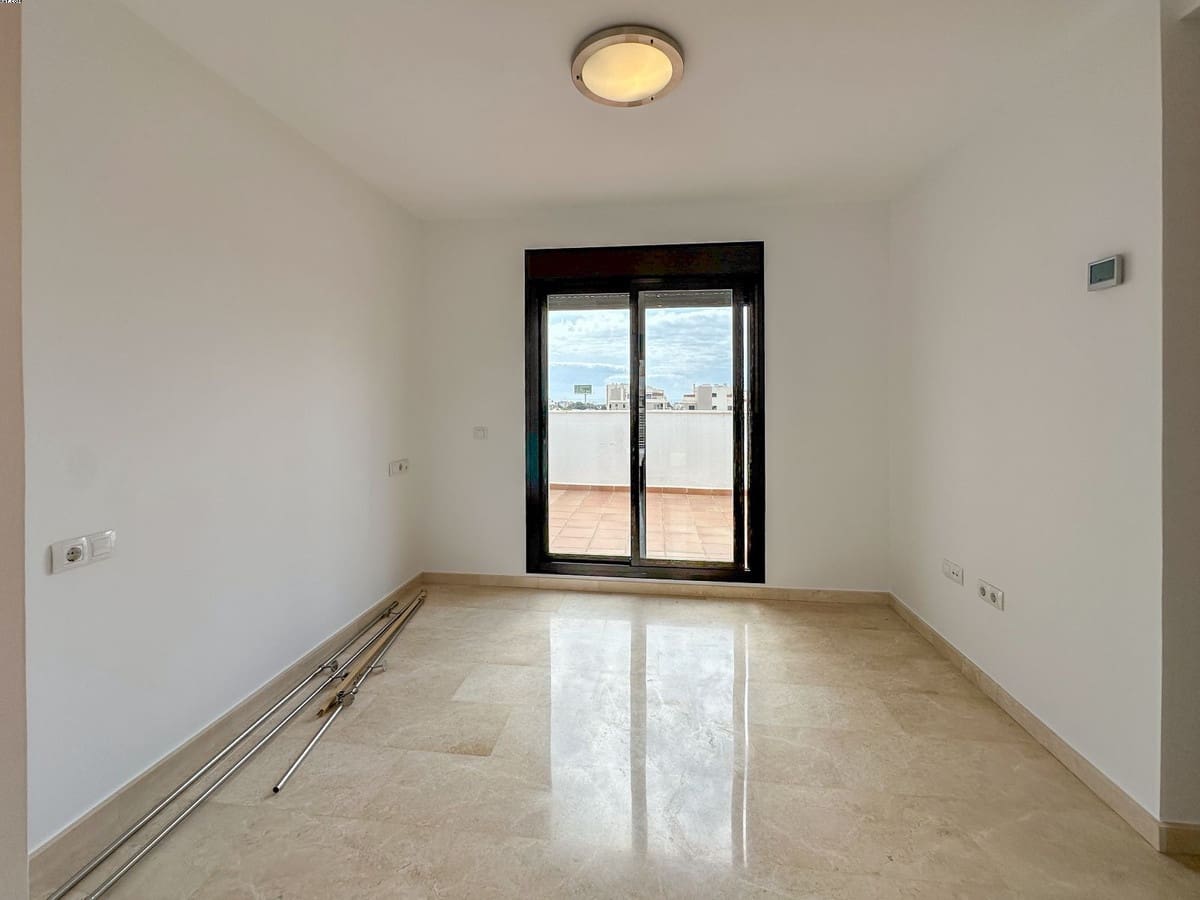 3 soverom Penthouse til leie i La Cala de Mijas med svømmebasseng garasje - € 2 200 (Ref: 9802733)