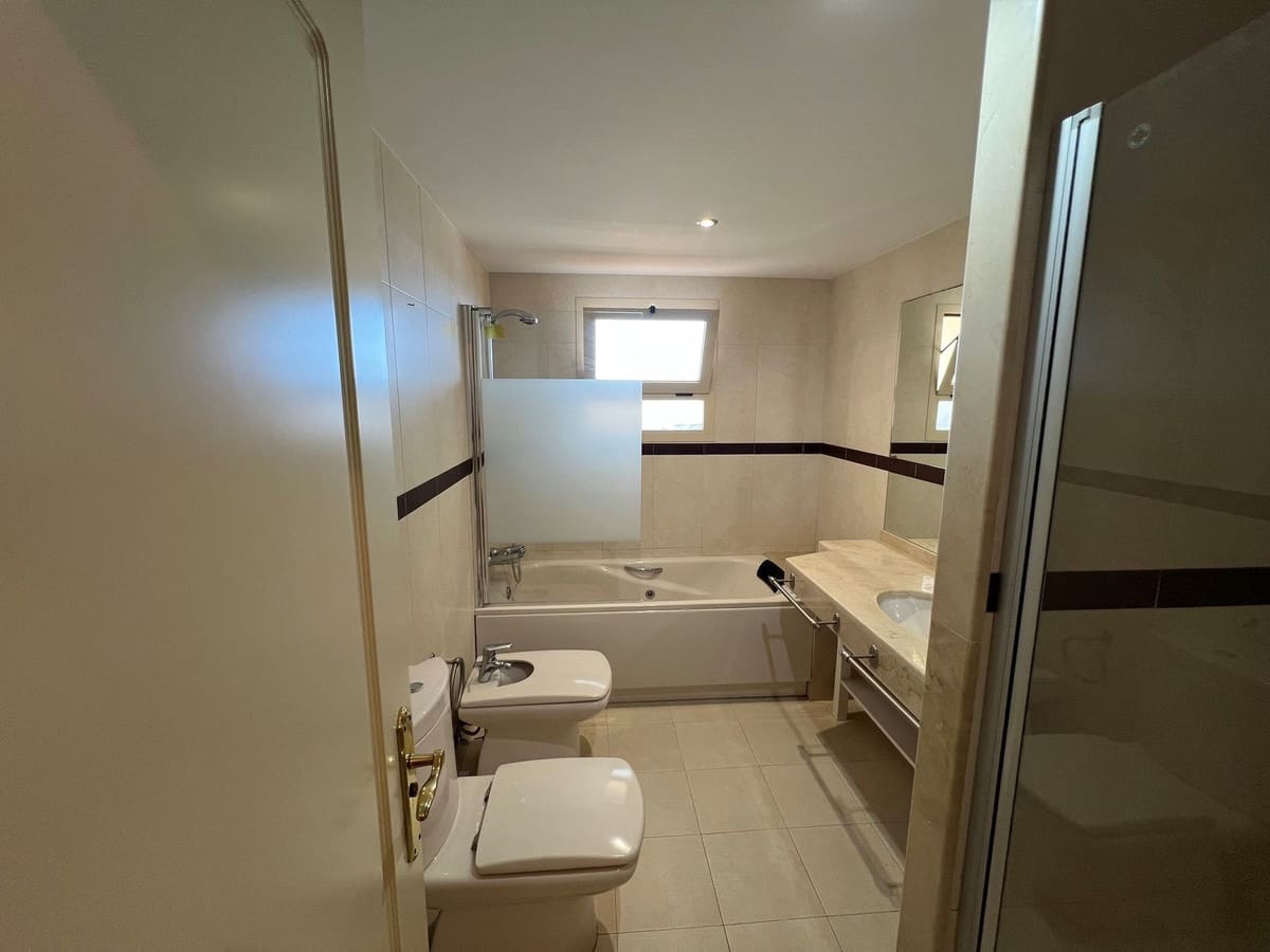 Appartement de 2 chambres à louer à Puerto de la Torre avec garage - 1 800 € (Ref: 9847766)