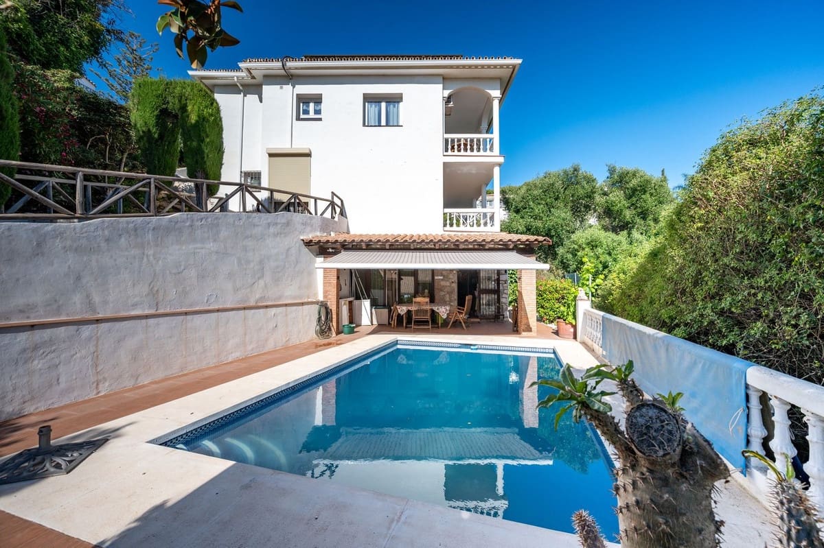 3 soveværelse Villa til salg i La Cala de Mijas med swimmingpool - € 889.950 (Ref: 9872191)