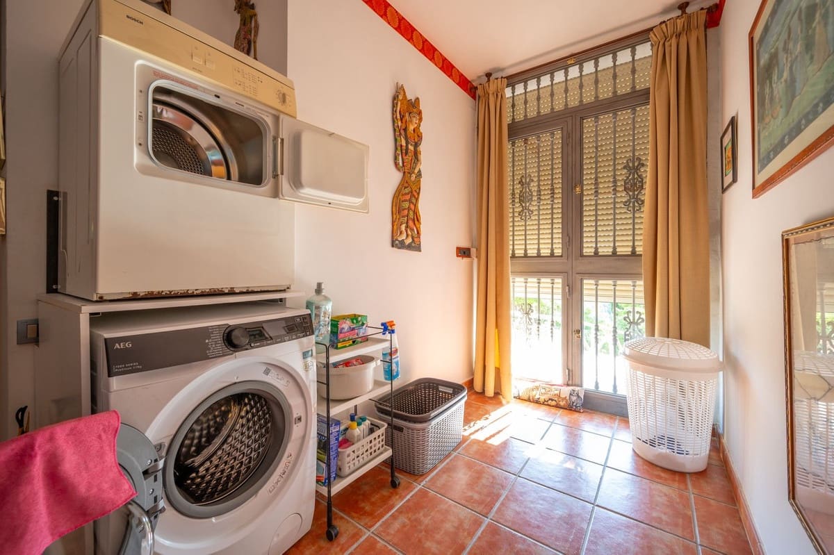 3 soveværelse Villa til salg i La Cala de Mijas med swimmingpool - € 889.950 (Ref: 9872191)