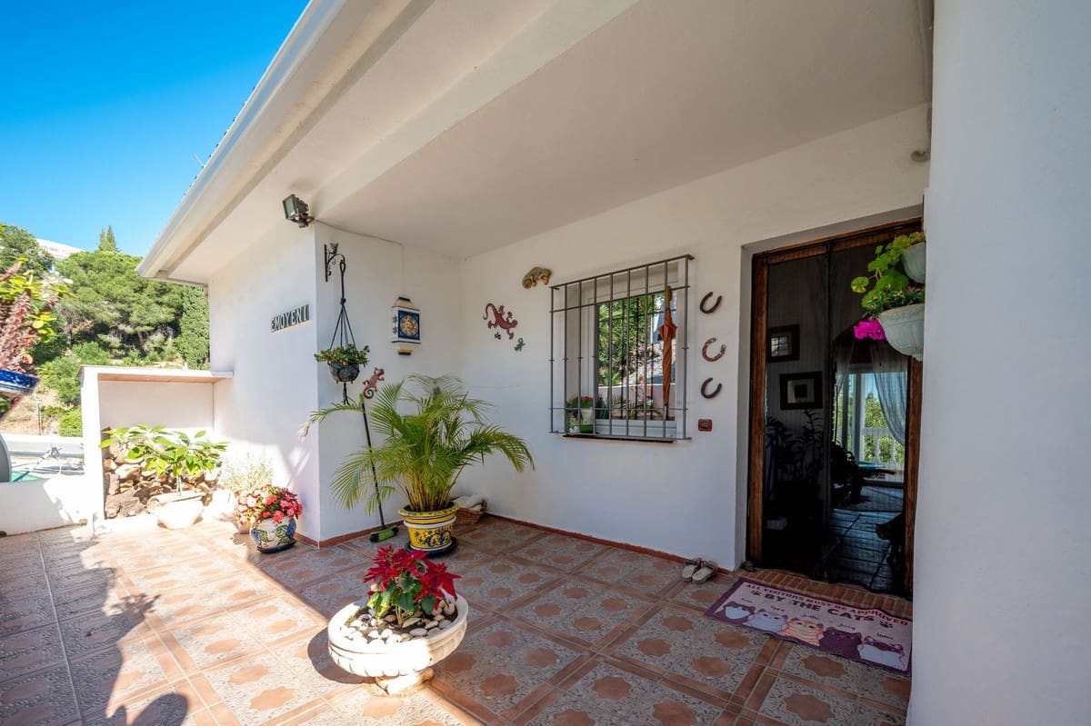 3 soveværelse Villa til salg i La Cala de Mijas med swimmingpool - € 889.950 (Ref: 9872191)