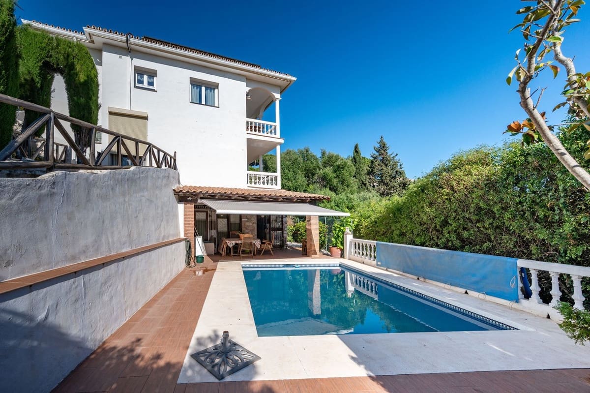 3 soveværelse Villa til salg i La Cala de Mijas med swimmingpool - € 889.950 (Ref: 9872191)