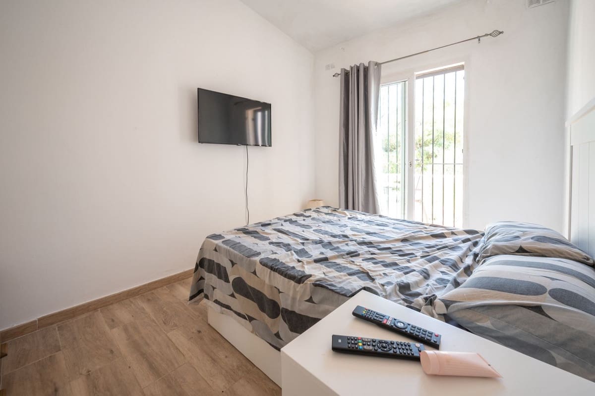 6 bedroom Villa for sale in Mijas Costa with pool garage - € 690,000 (Ref: 9948422)
