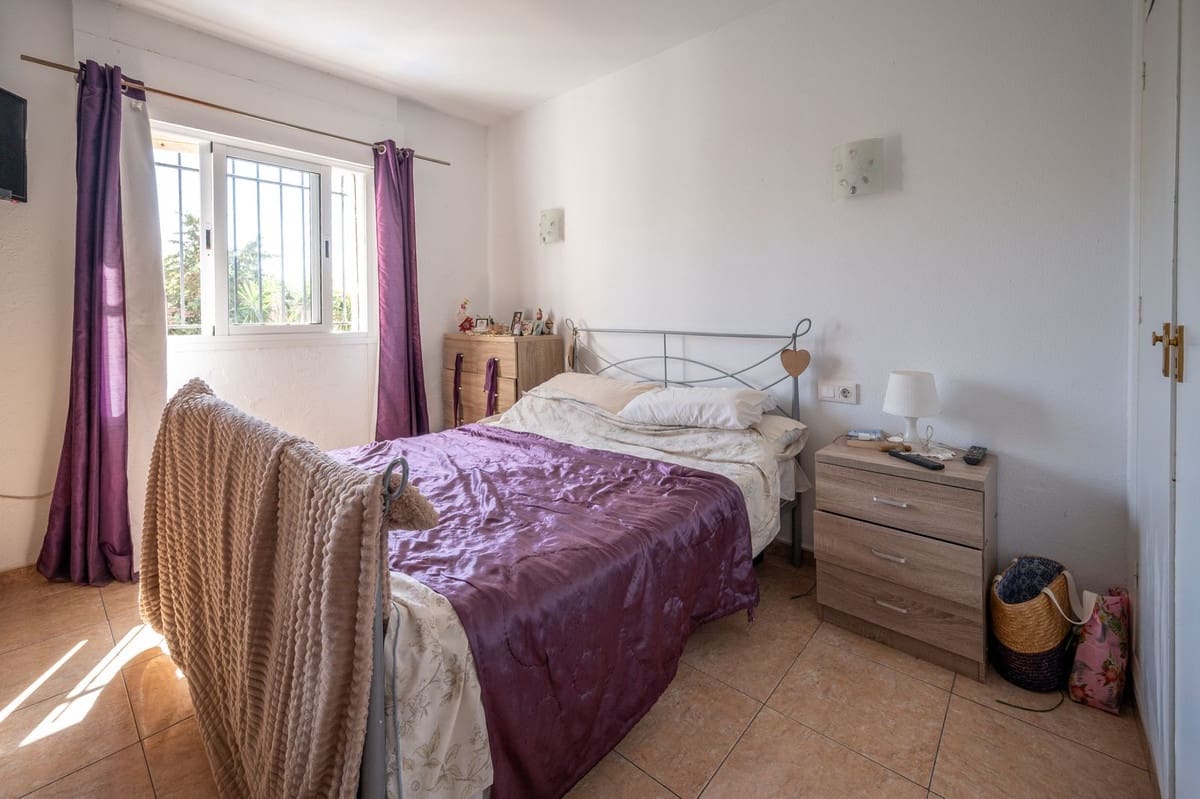 6 bedroom Villa for sale in Mijas Costa with pool garage - € 690,000 (Ref: 9948422)