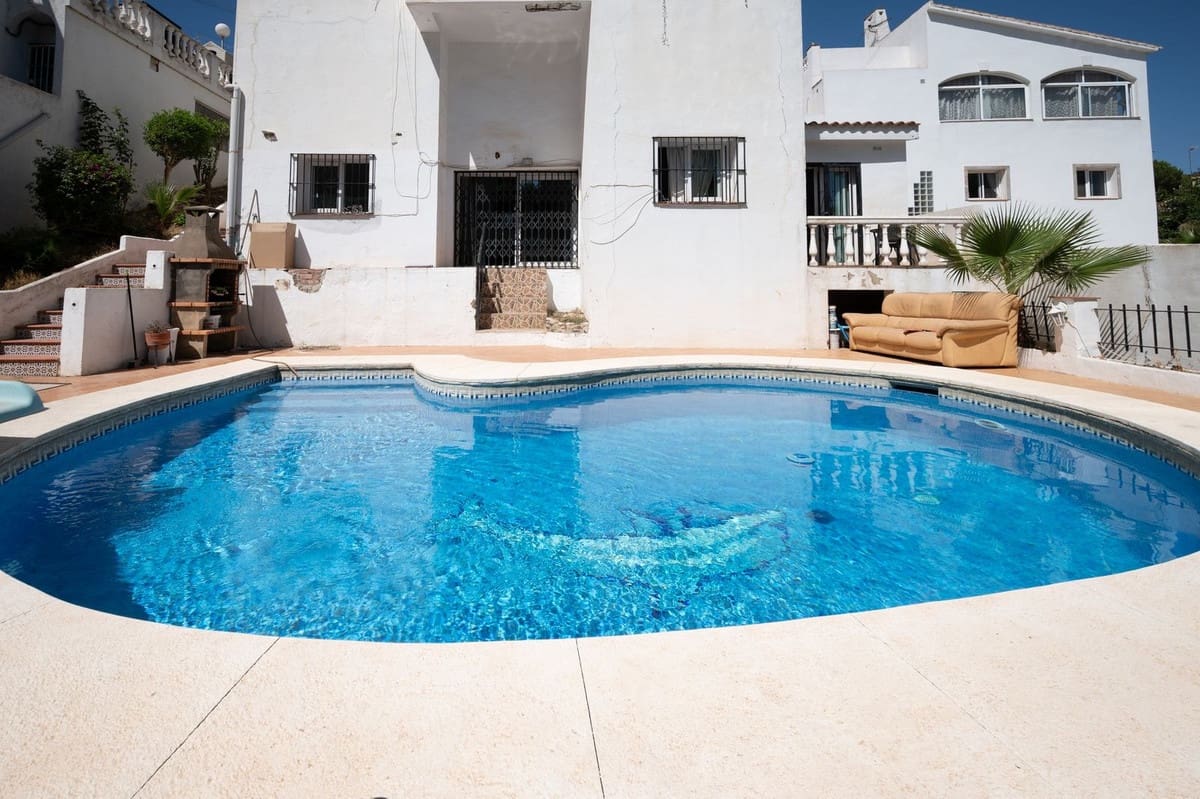 6 bedroom Villa for sale in Mijas Costa with pool garage - € 690,000 (Ref: 9948422)