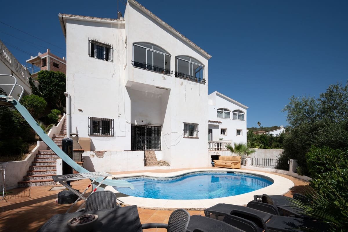 6 bedroom Villa for sale in Mijas Costa with pool garage - € 690,000 (Ref: 9948422)