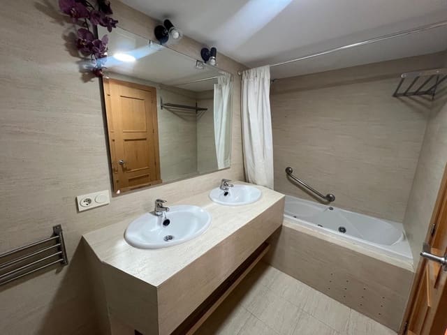 2 soveværelse Lejlighed til leje i La Cala de Mijas, Mijas med swimmingpool garage - € 1.800 (Ref: 9977943)