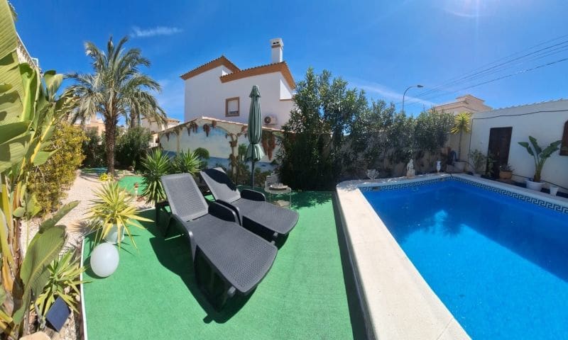 3 makuuhuone Huvila myytävänä paikassa Orihuela Costa mukana uima-altaan 
autotalli - 349 995 € (Ref: 9944310)