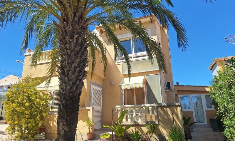 3 makuuhuone Huvila myytävänä paikassa Orihuela Costa mukana uima-altaan 
autotalli - 349 995 € (Ref: 9944310)