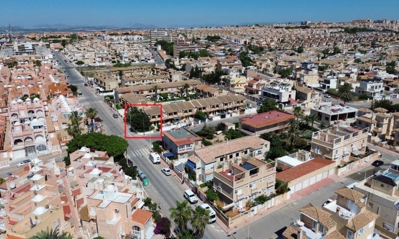 2 soveværelse Lejlighed til salg i Torrevieja med swimmingpool - € 259.995 (Ref: 9944312)