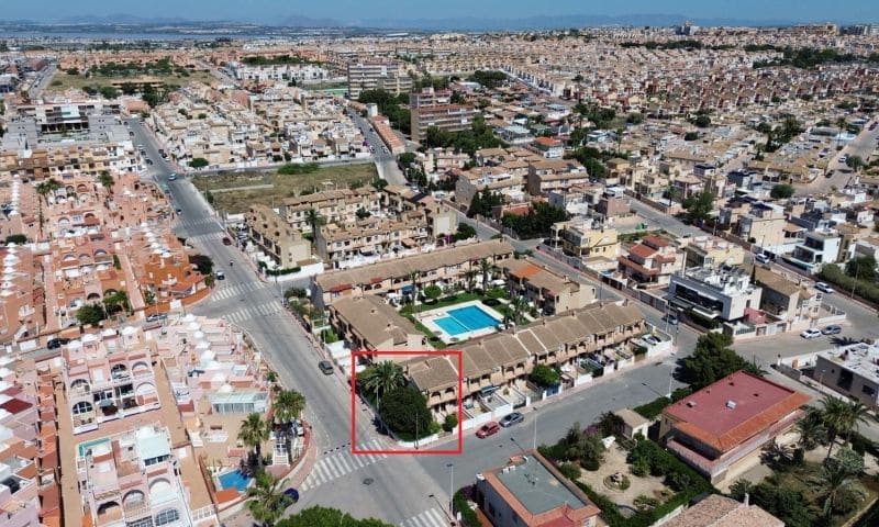 2 soveværelse Lejlighed til salg i Torrevieja med swimmingpool - € 259.995 (Ref: 9944312)